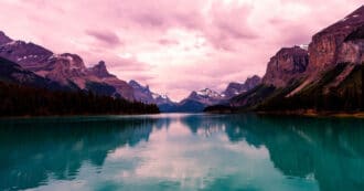 A stunning view of a lake and its surrounding mountains